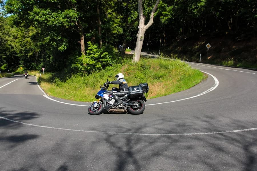 TraXperience® Onroad Cornering – Rincc Motor Courses